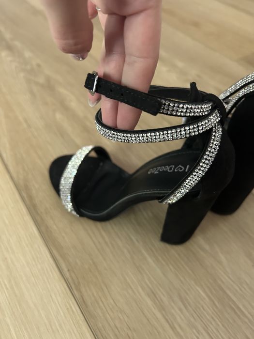 Buty sandaly czarne na obcasie cekiny rozmiar 35