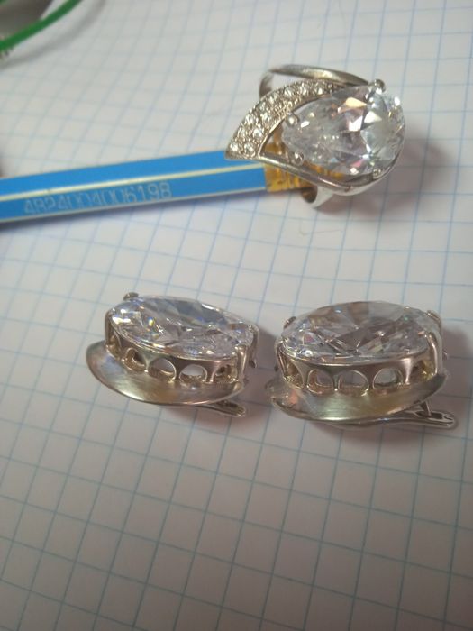 Продам бу срібні сережки,кульчики,каблучка з великим каменем