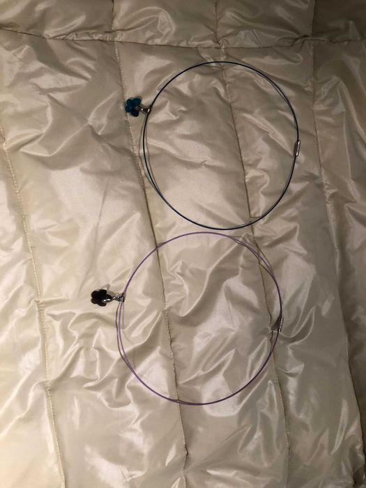 2 gargantilhas rosa /azul com pingente muito originais