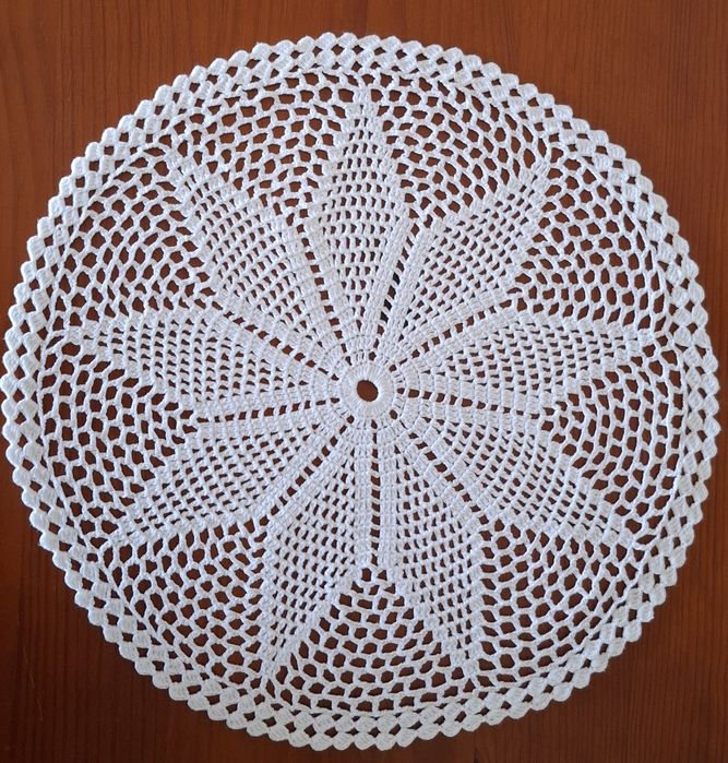 Naperão em crochê branco