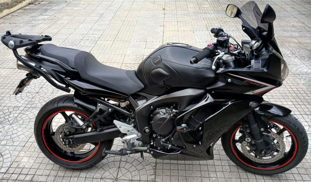 Yamaha FZ6 S2 Black Edition ABS + material