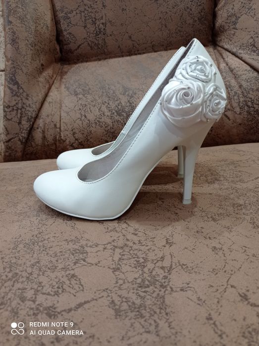 Кожаные свадебные туфли.