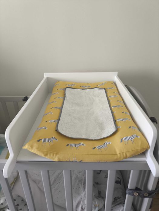 Muda fraldas em berço e Bolsa de higiene