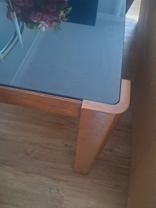 Mesa de jantar 1.80cm   impecável com 6 cadeiras em madeira