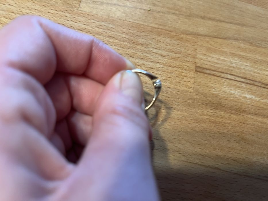 Złoty pierscionek z brylantem