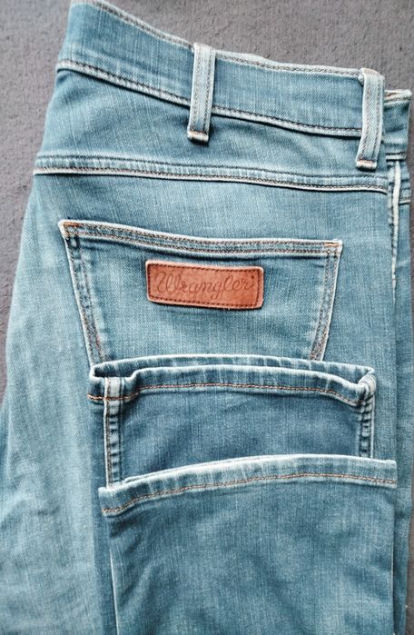 Nowe spodnie jeansowe Wrangler. Rozmiar: 31.