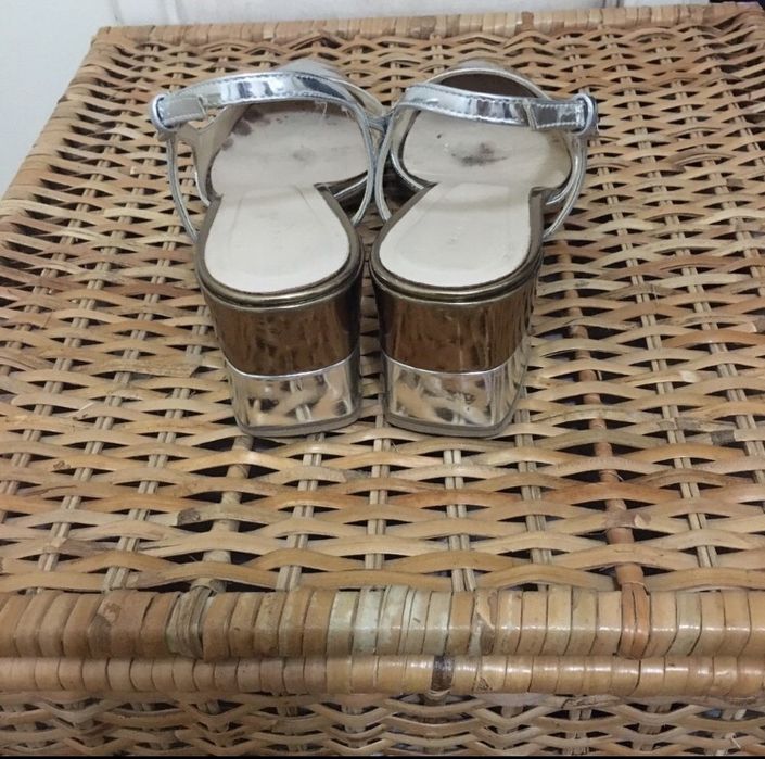 Sandálias da Hera e da Zara- Os 2 pares 8€.