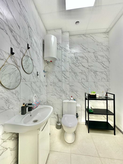 Приміщення з новим ремонтом, Високий цоколь, фактично перший поверх