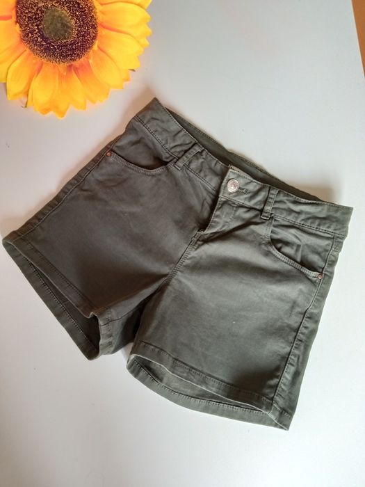 Calções caqui / verde seco Stradivarius 32