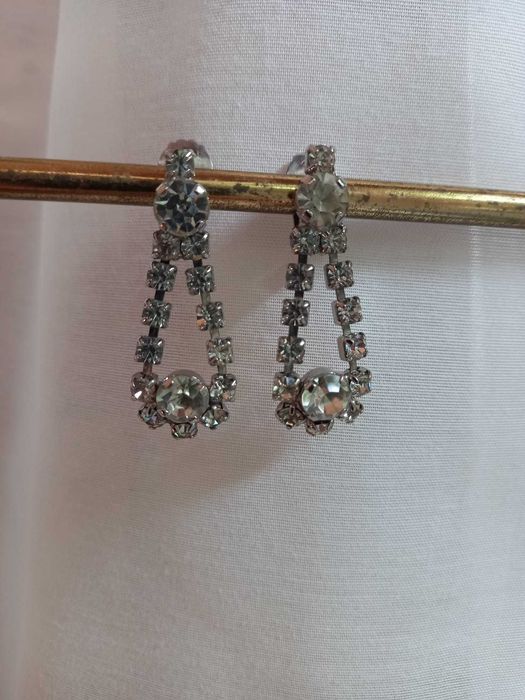 Brincos de mola com strass