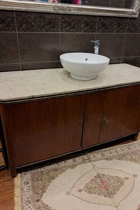 Stylowa szafka łazienkowa z kamiennym blatem  – unikatowy design