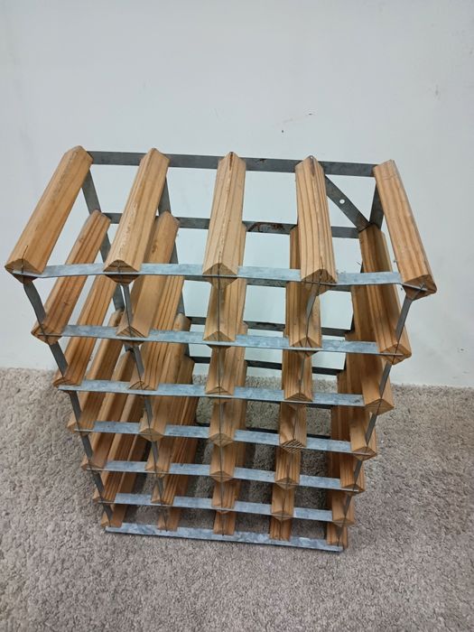 Garrafeira para 24 unidades em madeira e metal, feita artesanalmente
M