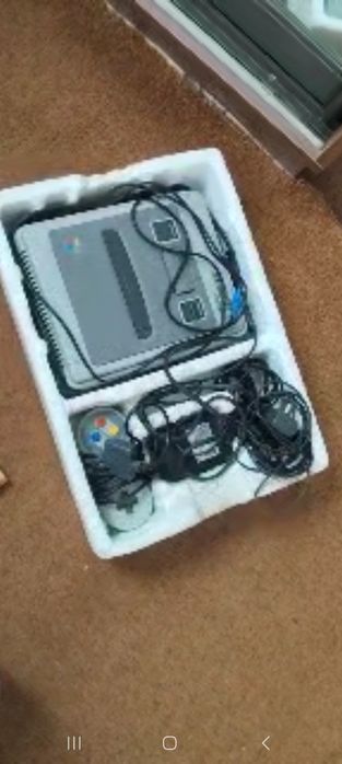 Продам две консоли SUPER NINTENDO одна и вторая хз название