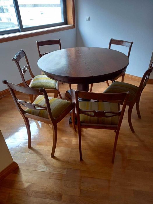 Mesa redonda madeira + 6 cadeiras