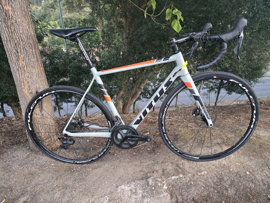 Bicicleta de carbono. De disco m