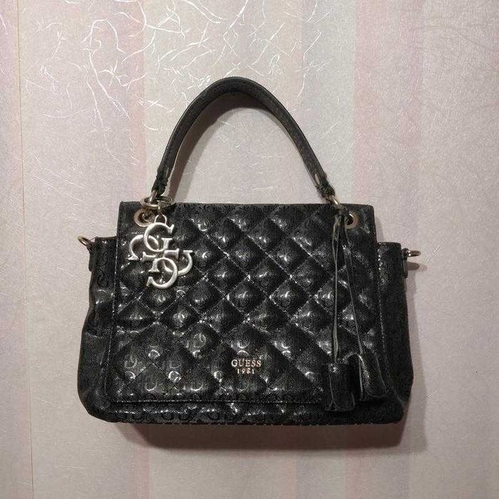 Фирменная сумка GUESS средних размеров в идеальном состоянии