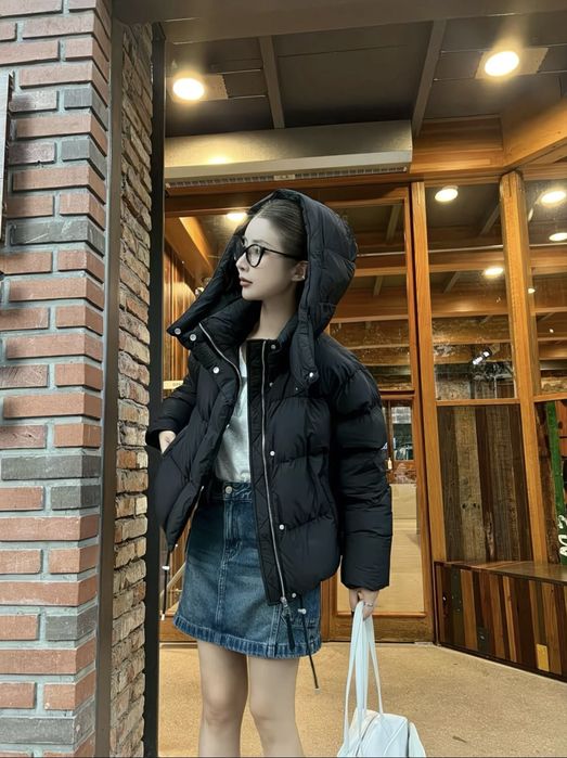 В продажі Жіночий пуховик від бренду Loewe