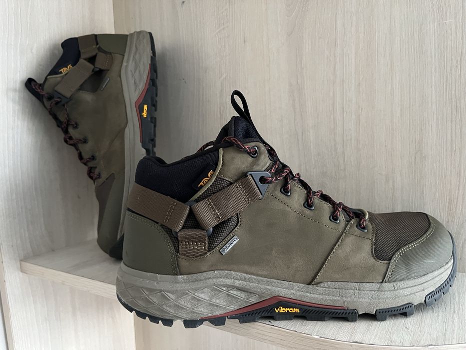 Практично  нові 45 розмір кросівки TEVA Gor-tex оригінал