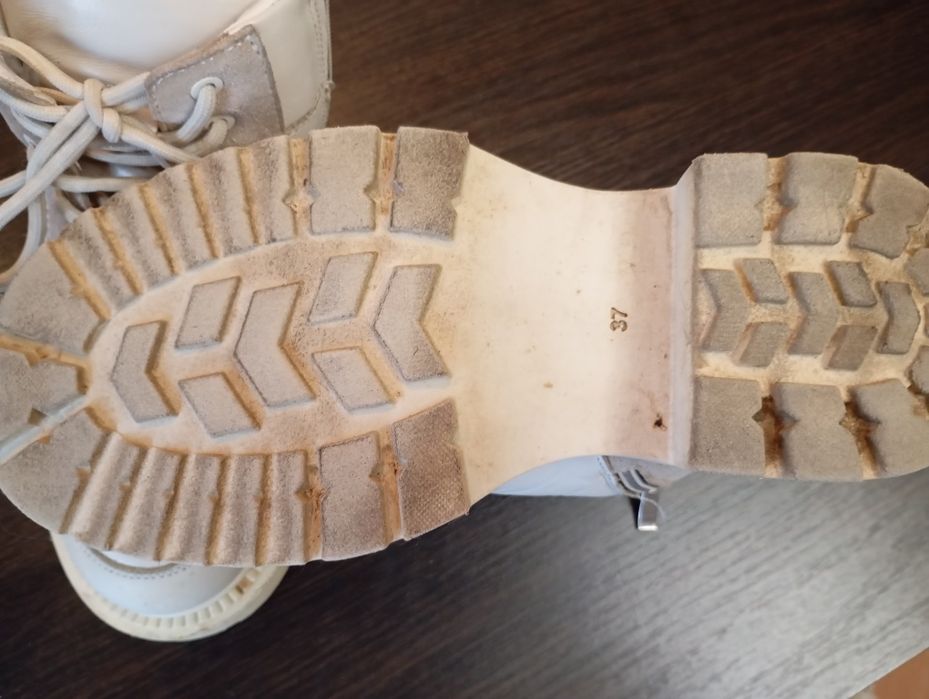 Взуття жіноче б.у.натуральна шкіра.