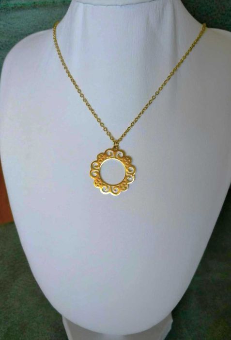 Colar Aço Dourado c/ Moldura Redonda NOVO