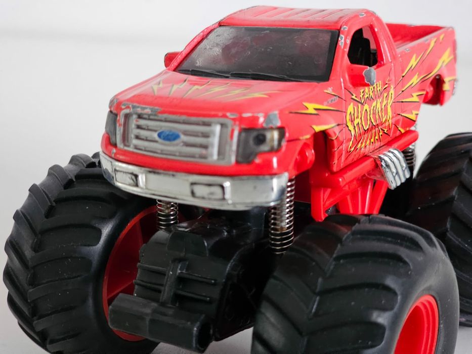 Auto Earth Shockers Maisto