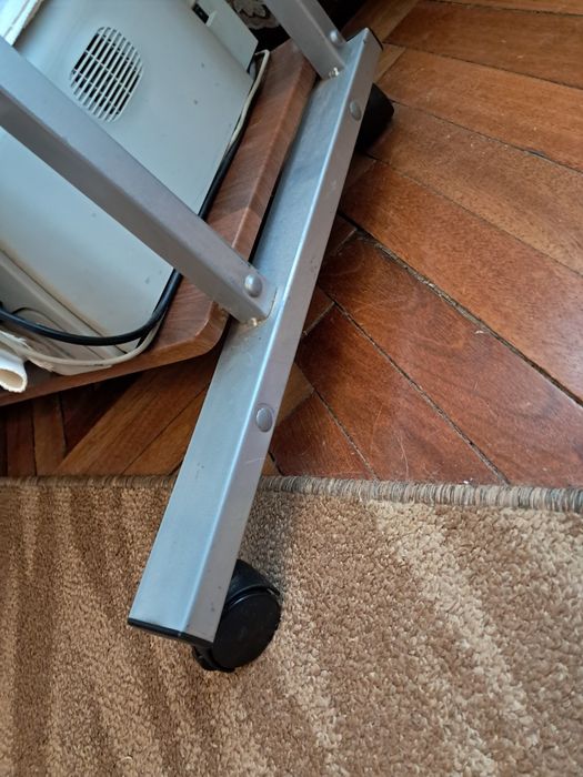 Комп'ютерний стіл.