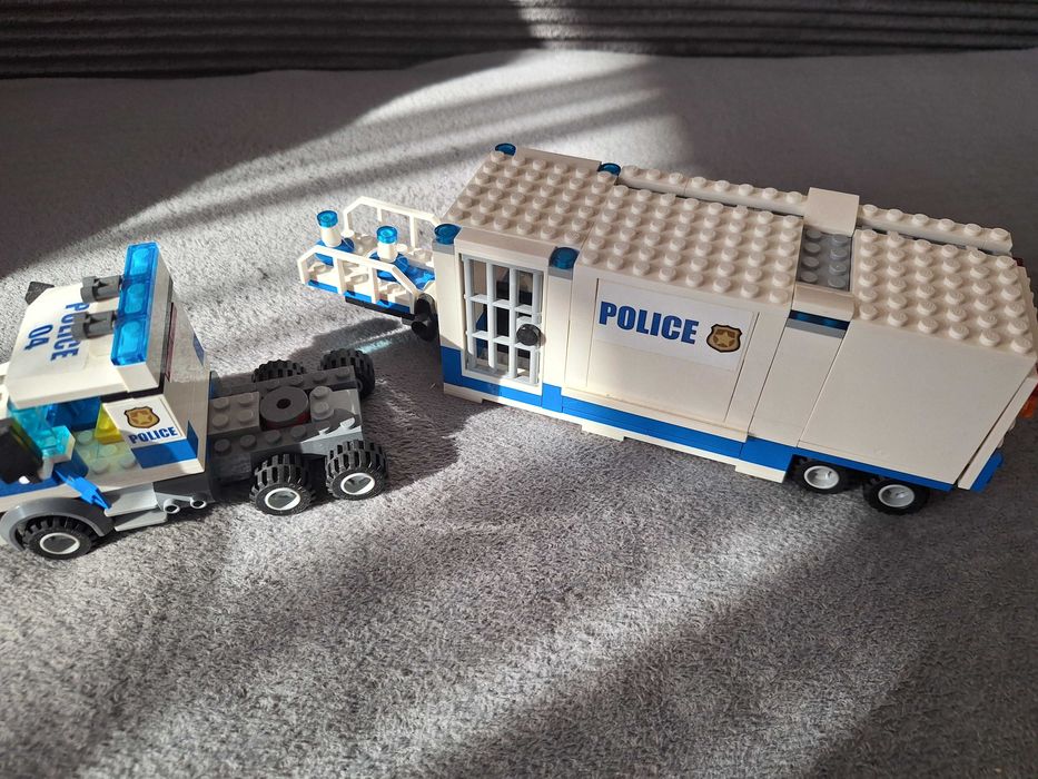 LEGO City Mobilne Centrum Dowodzenia, 60139