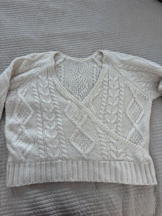 Sweter z odkrytymi plecami