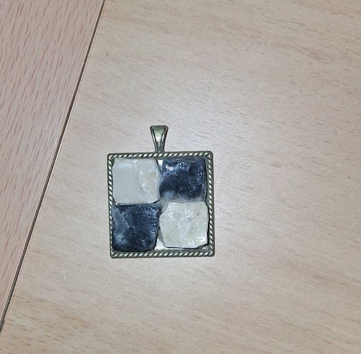 Pendente em tesselas