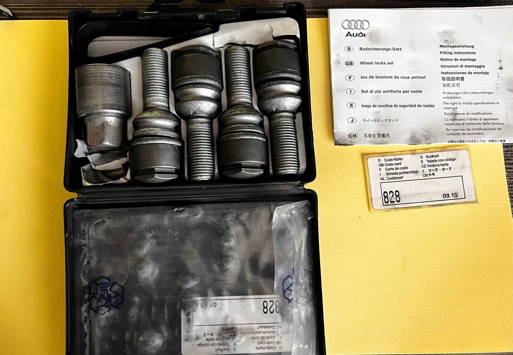 Комплект болтів-секреток із ключем VAG 82a071455. Оригінал.