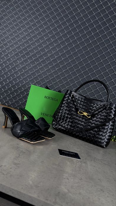 Мюлі та сумка від Bottega Veneta