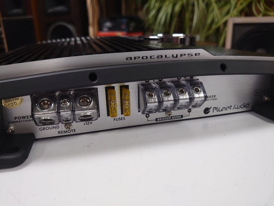 Автомобильный 2х канальный усилитель из США 2х100вт RMS.