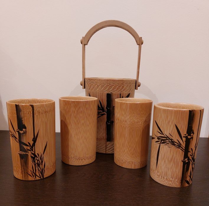 Copos e balde de gelo em bambu