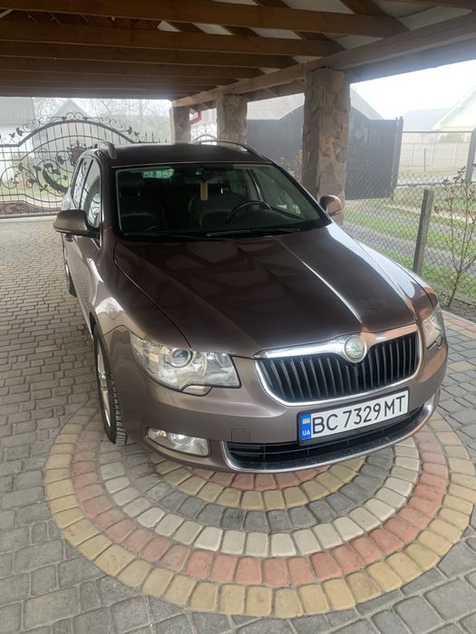 Автомобіль 2011 року шкіра алькантара коробка автомат дсг дизель 2.0 л.авто в відмінному стані працює бездоганно  простора великий багажник є фаркоп.
Нові титанові диски нова зимова резина..