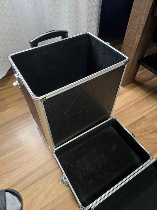 Walizka kosmetyczna ma kółkach