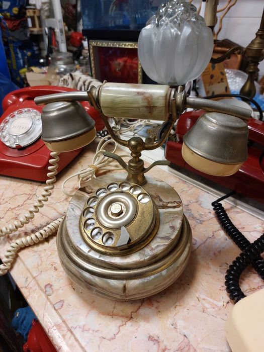 Telefone antigo em latão e ónix 

A base e o suporte do ausculta