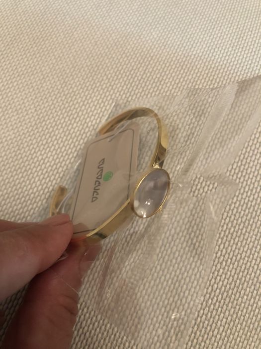 Pulseira em dourado com pedra branca