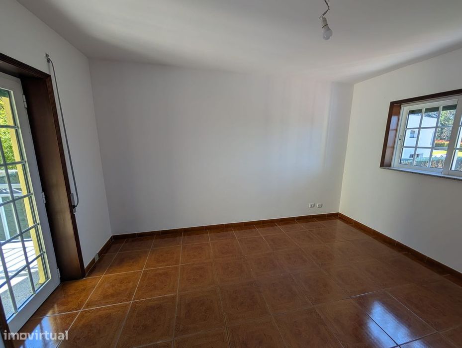 Moradia Independente T4 | 500 m² de Terreno | Espaço e Potencial