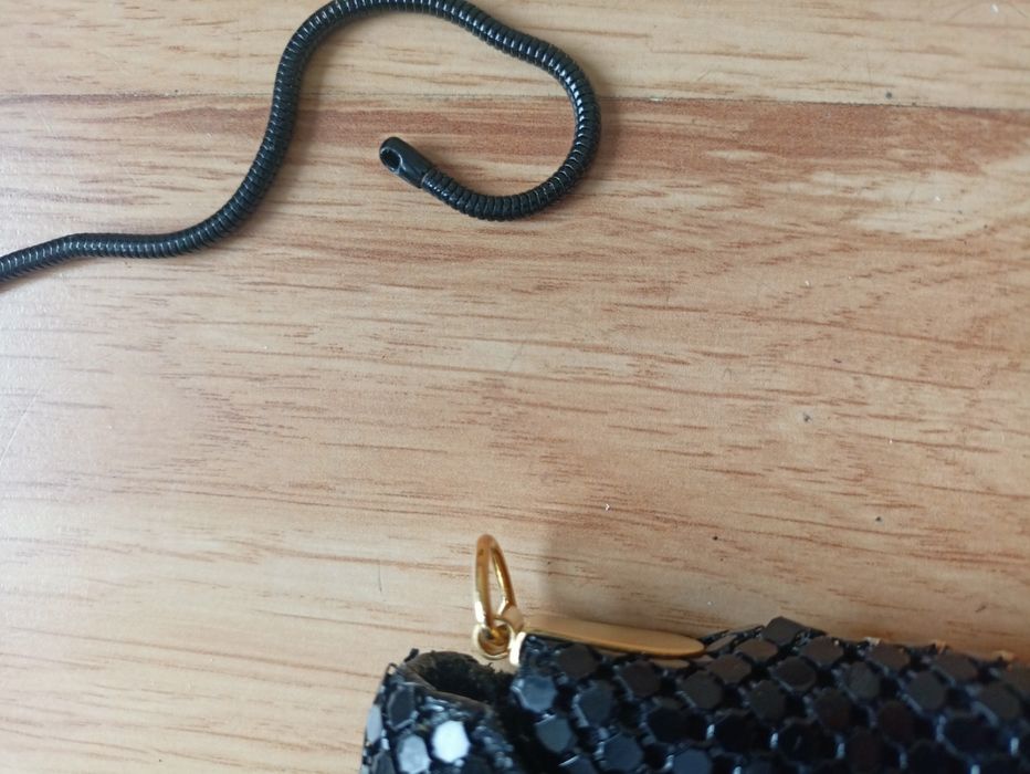 Kopertówka w cekiny błyszcząca, kolory czarny srebrny i złoty