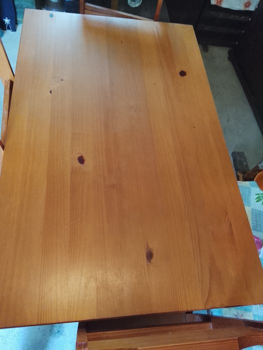 Mesa de pinho  com 4 cadeiras