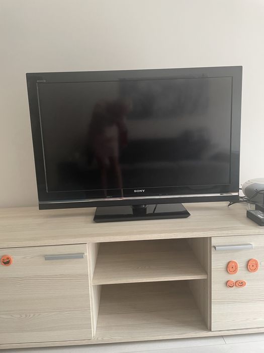 TV Sony Bravia 40 cali (99 cm x 68 cm)