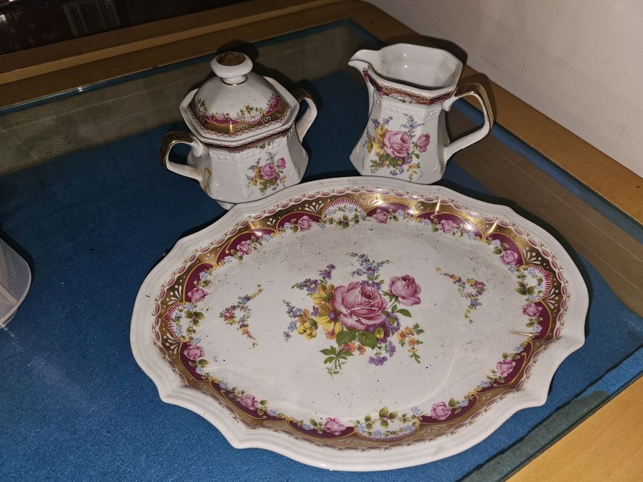 Cheerful-View Porcelain Set