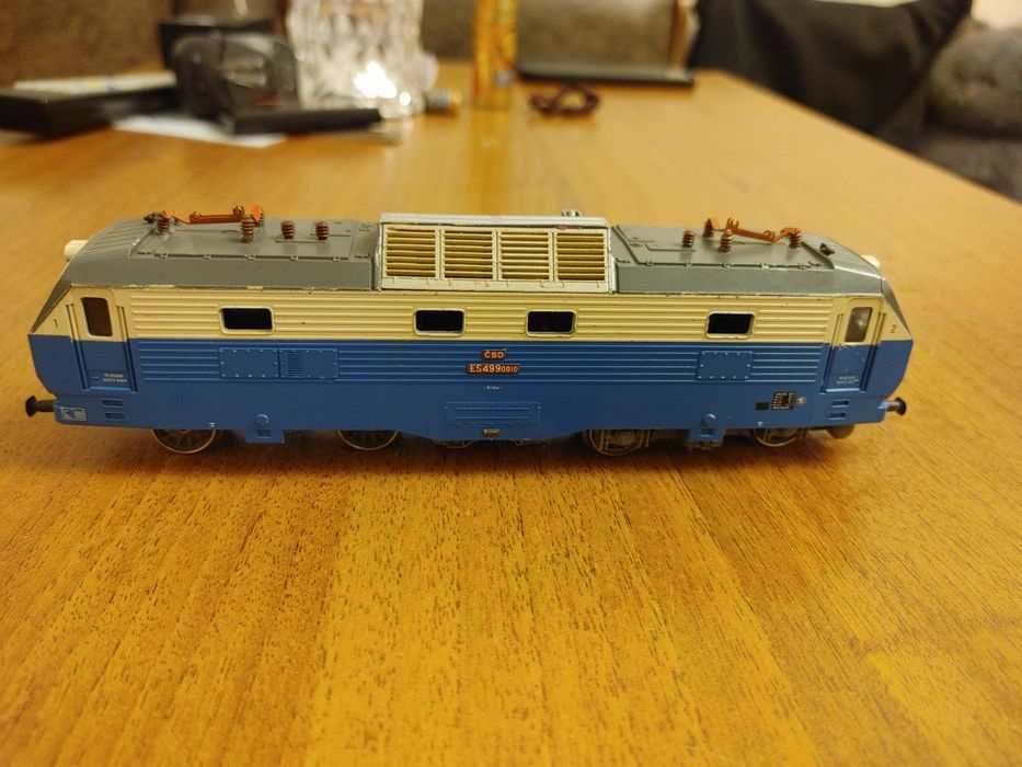 Поезд, Локомотив ES 499 PIKO