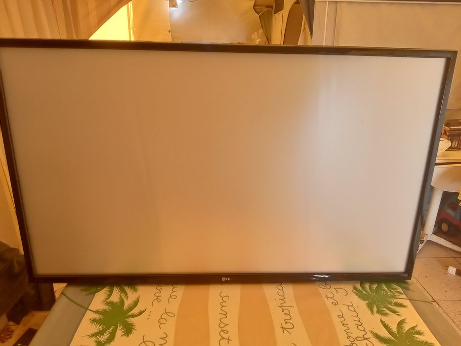 Televisão LG 43 com ecrã partido