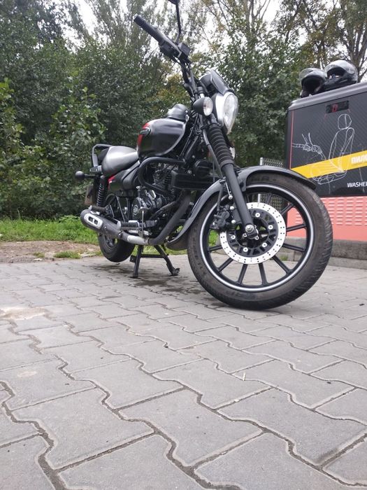 Bajaj avenger 220 street