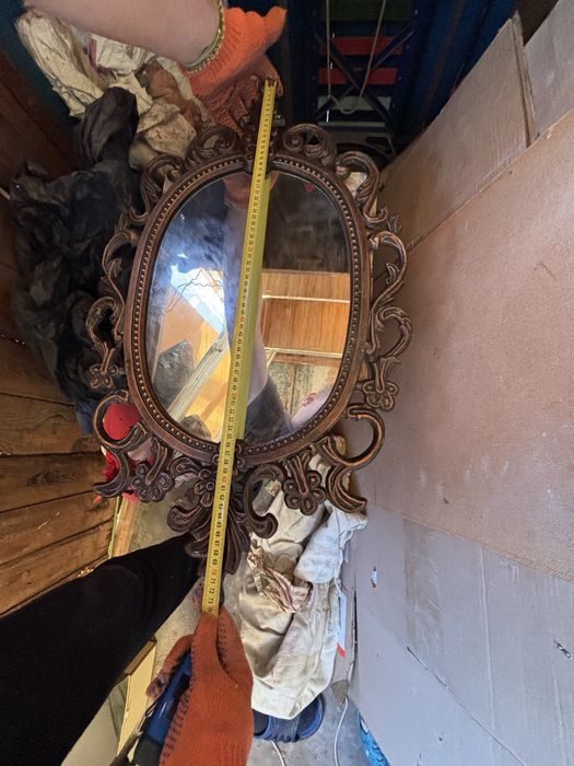 Дзеркало з бронзовою рамою