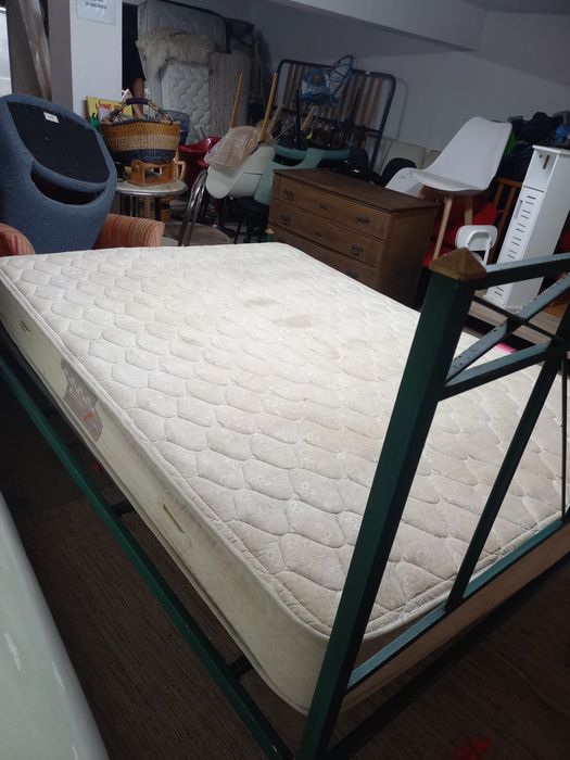 Cama de casal em ferro verde