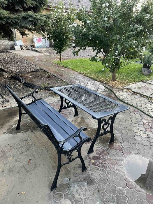 Набор уличной мебели состоящий из лавочки и столика
