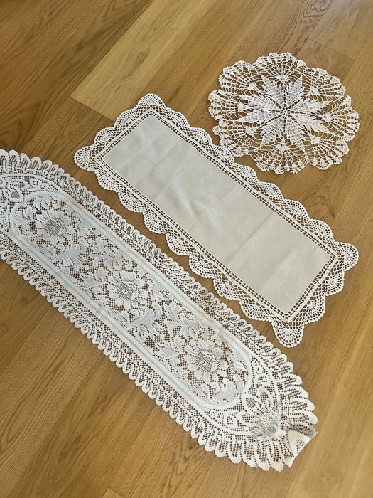 Скатерти разные  и салфетки.