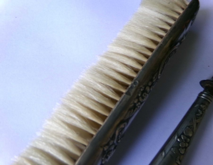 Conjunto antigo com escova e calçadeira em prata